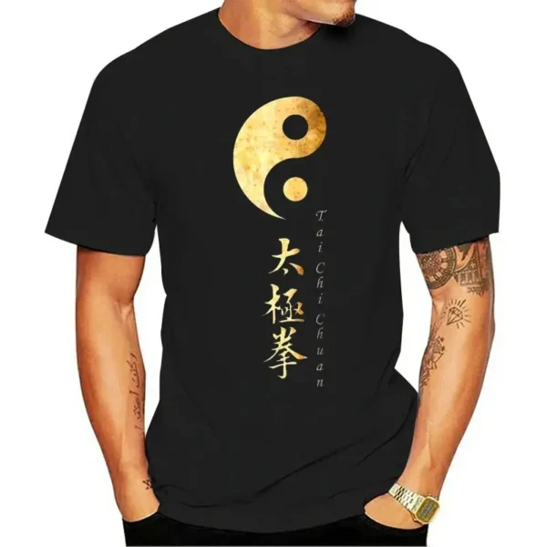 Dans l'éclat doré du Taï Chi Yin Yang, un homme tatoué se tient avec assurance, revêtant notre T-shirt 3D Yin Yang Taï Chi Doré noir. Les symboles ancestraux entrelacent ses mouvements, révélant l'harmonie et l'équilibre qui résident en lui. Chaque courbe du motif 3D évoque la dualité de l'univers, tandis que les tatouages parlent de son histoire personnelle. Une fusion saisissante de tradition et de modernité, ce T-shirt incarne la puissance intérieure et la quête constante d'équilibre.