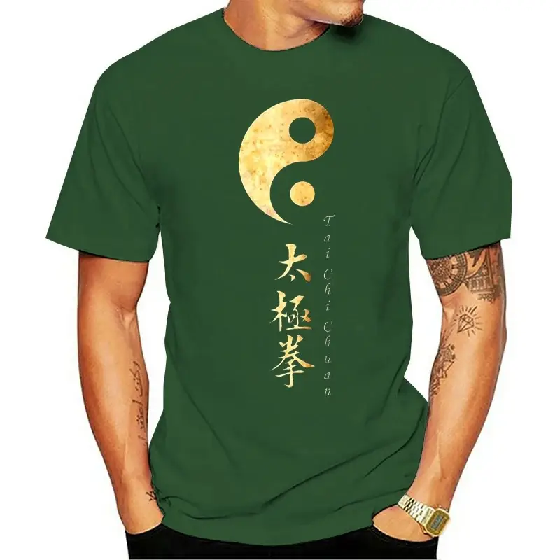 Dans l'éclat doré du Taï Chi Yin Yang, un homme tatoué se tient avec assurance, revêtant notre T-shirt 3D Yin Yang Taï Chi Doré vert. Les symboles ancestraux entrelacent ses mouvements, révélant l'harmonie et l'équilibre qui résident en lui. Chaque courbe du motif 3D évoque la dualité de l'univers, tandis que les tatouages parlent de son histoire personnelle. Une fusion saisissante de tradition et de modernité, ce T-shirt incarne la puissance intérieure et la quête constante d'équilibre.