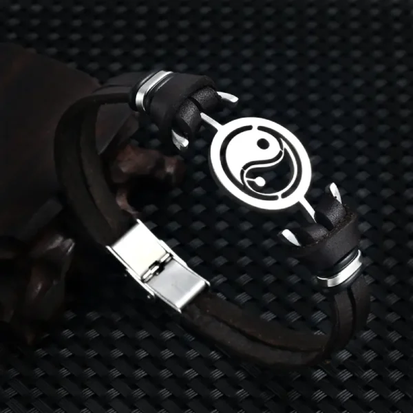 Bracelet en cuir à double manchette avec un motif Yin Yang distinctif.