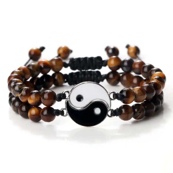 Notre bracelet en Œil de Tigre avec un élégant pendentif Yin Yang est le symbole ultime de l'harmonie et de la force intérieure. Portez cette pièce unique pour vous connecter à l'énergie apaisante du Yin Yang tout en bénéficiant des propriétés de protection et de courage de l'Œil de Tigre