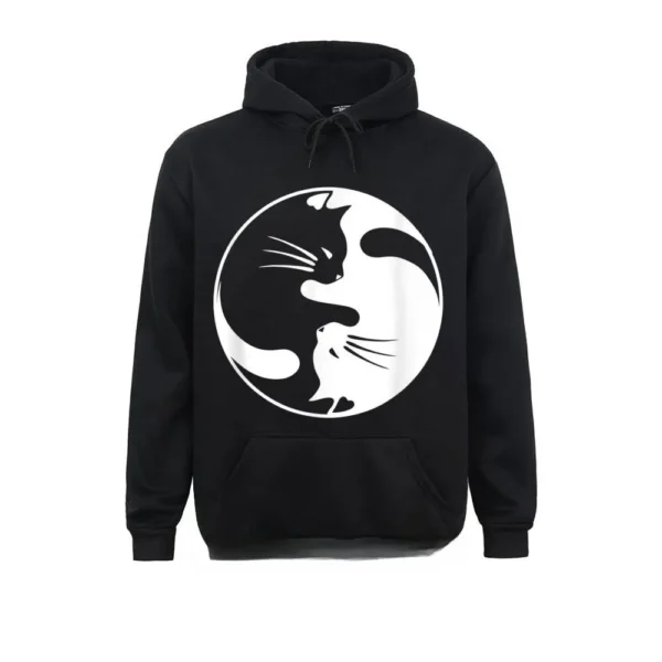 Savourez l'élégance et l'harmonie avec notre Sweat à Capuche Chat Yin Yang noir orné d'un chat qui incarne le symbole Yin Yang. Ce vêtement allie style et spiritualité, créant une ambiance de paix et d'équilibre. Disponible chez YOKO ZEN, ce sweat à capuche vous enveloppe de sérénité et de style