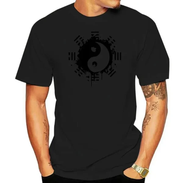 Équilibre en style : Un homme portant fièrement un T-Shirt noir Taiji Yin Yang. Le symbole de dualité et d'harmonie prend vie dans la mode. Découvrez l'élégance de l'équilibre avec Yoko Zen