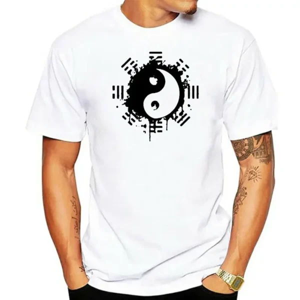 Équilibre en style : Un homme portant fièrement un T-Shirt blanc Taiji Yin Yang. Le symbole de dualité et d'harmonie prend vie dans la mode. Découvrez l'élégance de l'équilibre avec Yoko Zen