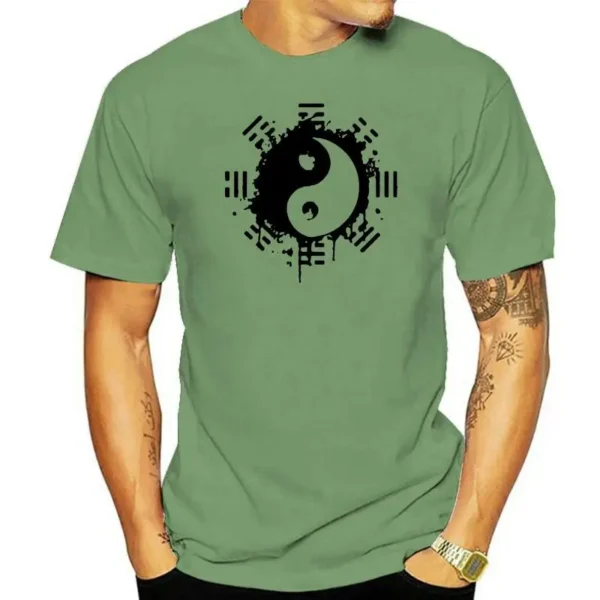 Équilibre en style : Un homme portant fièrement un T-Shirt vert Taiji Yin Yang. Le symbole de dualité et d'harmonie prend vie dans la mode. Découvrez l'élégance de l'équilibre avec Yoko Zen