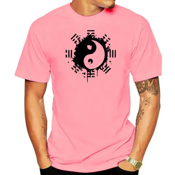 Équilibre en style : Un homme portant fièrement un T-Shirt rose Taiji Yin Yang. Le symbole de dualité et d'harmonie prend vie dans la mode. Découvrez l'élégance de l'équilibre avec Yoko Zen