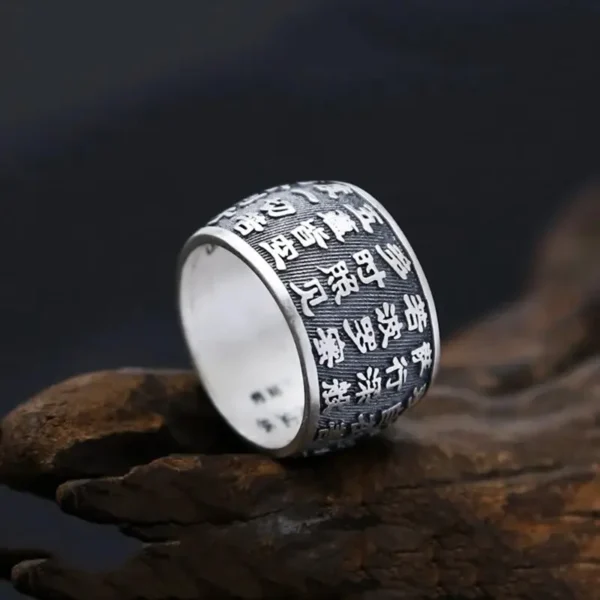 Une élégante Bague Sutra du Cœur, symbole de paix intérieure et de sérénité, conçue pour apporter équilibre et harmonie à votre style