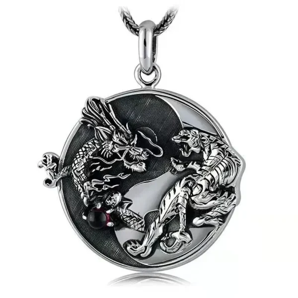 Explorez la puissance de l'équilibre avec notre Pendentif Dragon et Tigre Yin Yang. Ce pendentif incarne la dualité et l'harmonie du Yin Yang, avec le dragon et le tigre, deux symboles de force et de puissance. Portez cet accessoire pour rappeler l'importance de l'équilibre dans votre vie.