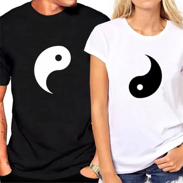 Explorez l'harmonie du Yin et du Yang avec notre ensemble de T-shirt pour Couple Yin Yang. Deux âmes, deux T-shirts, une connexion unique. Découvrez notre collection maintenant !