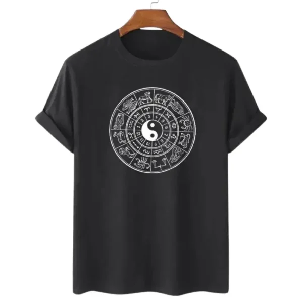 Affichez votre côté spirituel avec style grâce à notre T-Shirt Astrologie Yin Yang en coton pour femmes. Ce t-shirt confortable arbore un design unique qui marie harmonieusement le Yin et le Yang avec des éléments astrologiques. Parfait pour les amateurs d'astrologie et de spiritualité, il allie mode et symbolisme dans une pièce unique que vous trouverez exclusivement chez YOKO ZEN