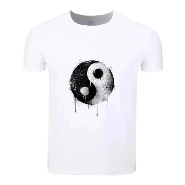 Un T-Shirt Graffiti Yin Yang pour femmes, un mélange audacieux de style urbain et de spiritualité. Le symbole Yin Yang en graffiti avec de la peinture qui coule du yin yang crée une esthétique moderne et dynamique. Affirmez votre équilibre avec ce T-Shirt unique de YOKO ZEN