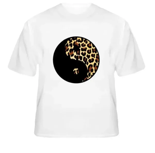 Affichez votre côté sauvage avec élégance grâce à notre T-shirt Léopard Yin Yang pour femmes en coton. Ce design unique marie harmonieusement le motif classique du léopard au symbolisme du Yin et du Yang pour une touche de sérénité et de férocité. Disponible sur YOKO ZEN, ce T-shirt est un incontournable pour celles qui recherchent un style équilibré et tendance