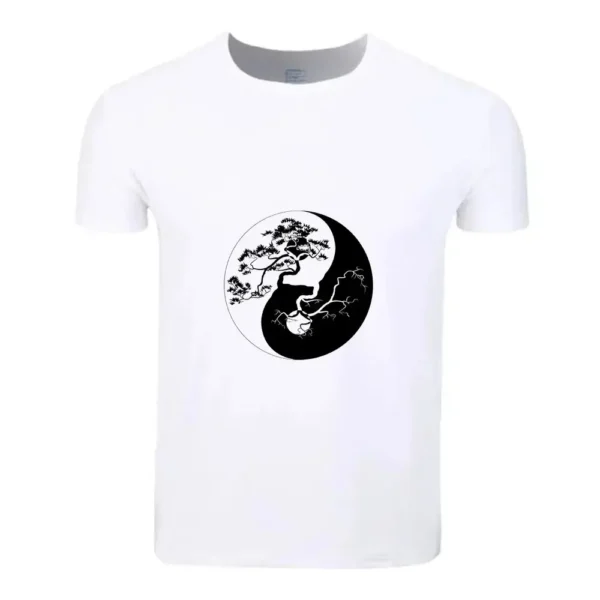 Explorez l'union de la sagesse millénaire du Yin Yang et la vitalité de l'Arbre de Vie dans notre T-shirt Blanc en Coton pour femmes. Une fusion harmonieuse de l'équilibre et de la croissance, symbolisée par le yin yang et l'arbre de vie, réunis dans ce vêtement élégant