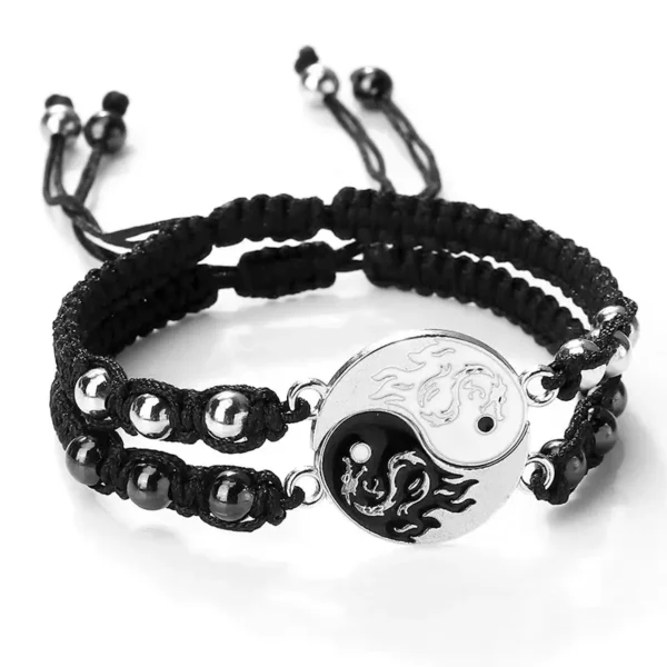 Un bracelet tressé Yin Yang, symbole d'harmonie et d'équilibre, parfait pour compléter votre look zen et spirituel.