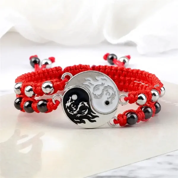 Un bracelet tressé Yin Yang rouge, symbole d'harmonie et d'équilibre, parfait pour compléter votre look zen et spirituel.