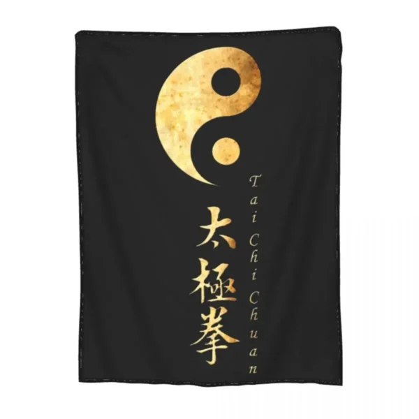 Plaid Tai Chi Yin Yang en Coton : Doux, chaleureux et plein de sérénité, ce plaid en coton apporte une touche zen à votre espace. Idéal pour se détendre et méditer, il affiche le symbole du Yin et du Yang dans un design apaisant. Parfait pour se lover lors de vos moments de relaxation