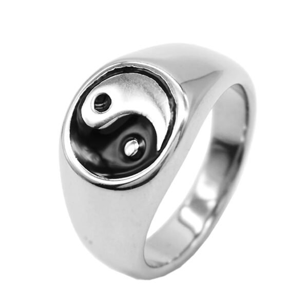 Une Bague Chevalière Yin Yang Rétro, symbole de l'équilibre et de l'harmonie, en acier inoxydable, idéale pour les hommes au style vintage.