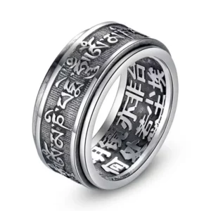 Une magnifique Bague Tibétaine Spinner, un bijou artisanal chargé de spiritualité et de sérénité, ornée d'une Mantra tibétaine gravée. Cette bague unique invite à la méditation et à la contemplation, tout en ajoutant une touche de beauté et de tradition à votre style.