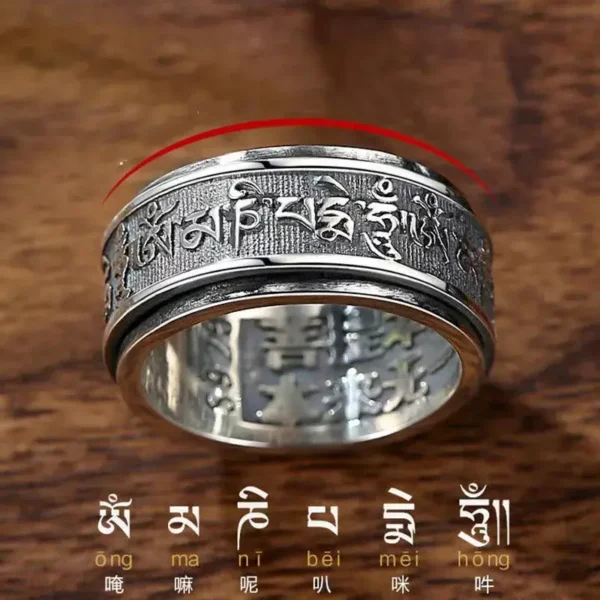 Une magnifique Bague Tibétaine Spinner, un bijou artisanal chargé de spiritualité et de sérénité, ornée d'une Mantra tibétaine gravée. Cette bague unique invite à la méditation et à la contemplation, tout en ajoutant une touche de beauté et de tradition à votre style.