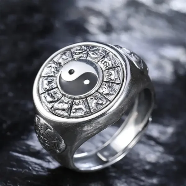 Illuminez votre style avec la Bague Yin Yang Céleste Rétro. Cette bague unique combine l'élégance intemporelle du yin yang avec les mystères du zodiaque dans une touche vintage. Les signes astrologiques gravés autour du symbole Yin Yang ajoutent une dimension céleste à votre look. Embrassez l'harmonie cosmique avec cette bague exceptionnelle.