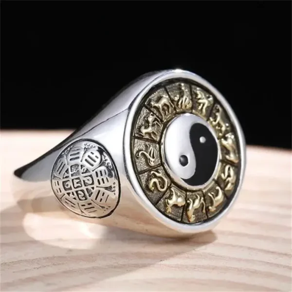 Illuminez votre style avec la Bague Yin Yang Céleste Rétro. Cette bague unique combine l'élégance intemporelle du yin yang avec les mystères du zodiaque dans une touche vintage. Les signes astrologiques gravés autour du symbole Yin Yang ajoutent une dimension céleste à votre look. Embrassez l'harmonie cosmique avec cette bague exceptionnelle.