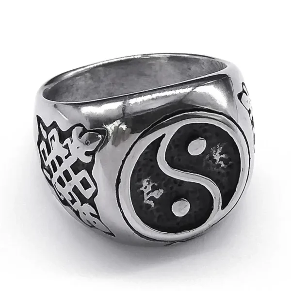 Explorez l'équilibre mystique de l'obscurité et de la lumière avec notre magnifique bague Yin Yang gothique. Cette pièce exquise incarne la dualité de la vie, mélangeant l'esthétique sombre du style gothique avec le symbolisme intemporel du Yin et du Yang. Portez cette bague pour rappeler que l'harmonie peut être trouvée même au cœur de la nuit la plus profonde, et laissez sa beauté mystérieuse captiver votre esprit