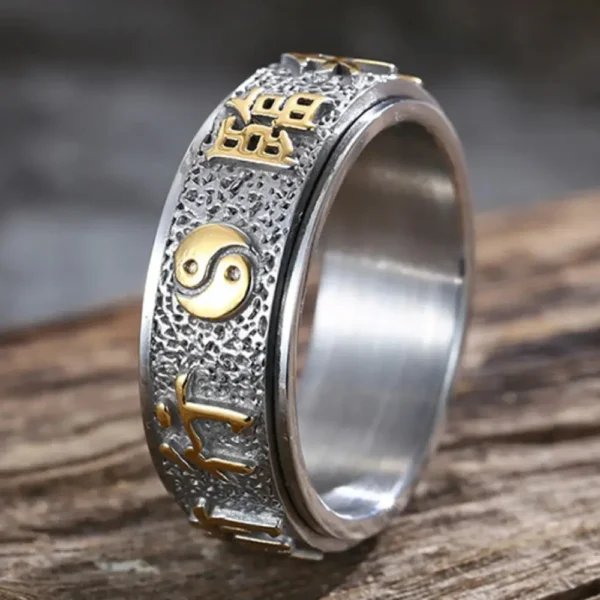 Une Bague de Protection et de Force Yin Yang, symbole de puissance et d'équilibre, repose élégamment sur un morceau de bois naturel. Une union parfaite entre la force intérieure et l'harmonie extérieure, capturée dans ce bijou unique