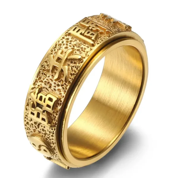 Une Bague de Protection et de Force Yin Yang, couleur or, symbole de puissance et d'équilibre, repose élégamment sur un morceau de bois naturel. Une union parfaite entre la force intérieure et l'harmonie extérieure, capturée dans ce bijou unique.