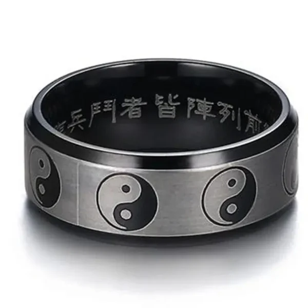 llustrez la sagesse et l'harmonie avec la Bague de l'Équilibre Taoïste. Cette bague en acier inoxydable, ornée d'une inscription chinoise à l'intérieur, incarne la philosophie taoïste de l'équilibre et de la tranquillité. Un bijou intemporel qui évoque l'essence de la sérénité et de la compréhension du Tao. Une œuvre d'art à porter sur vous, rappelant la beauté de l'équilibre dans la vie