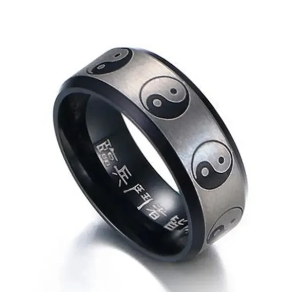 llustrez la sagesse et l'harmonie avec la Bague de l'Équilibre Taoïste. Cette bague en acier inoxydable, ornée d'une inscription chinoise à l'intérieur, incarne la philosophie taoïste de l'équilibre et de la tranquillité. Un bijou intemporel qui évoque l'essence de la sérénité et de la compréhension du Tao. Une œuvre d'art à porter sur vous, rappelant la beauté de l'équilibre dans la vie