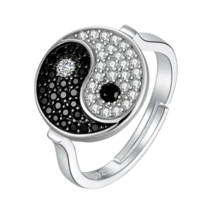 Admirez la Bague de l'Harmonie Scintillant Yin Yang, un bijou éblouissant qui incarne l'équilibre parfait. Les strass scintillants captent la lumière, symbolisant l'harmonie et la dualité dans un design élégant. Un accessoire qui brille autant que votre style