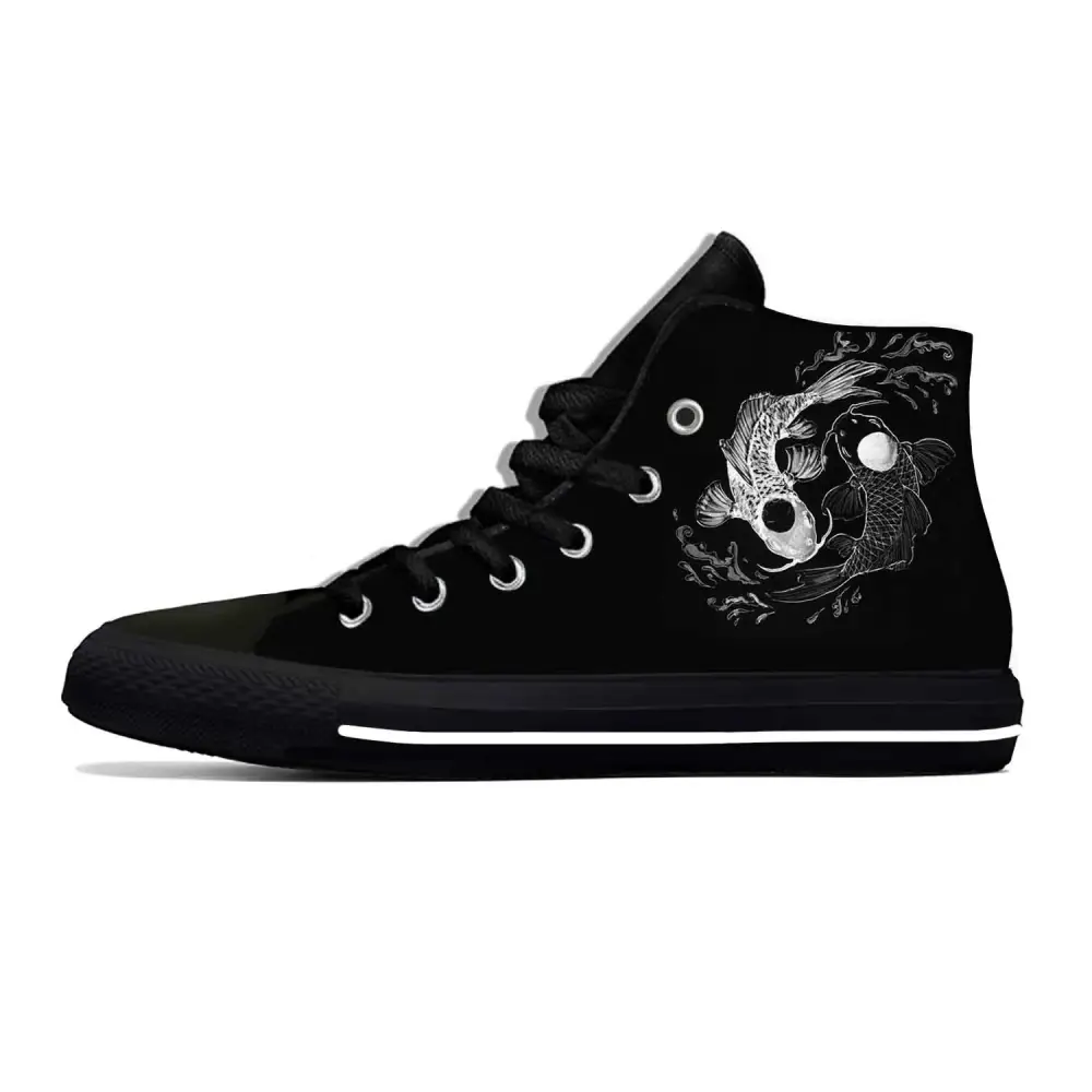 Illuminez votre démarche avec les Baskets Équilibre Koï. Inspirées par la sérénité des carpes Koï en noir et blanc formant un yin yang, ces baskets symbolisent l'harmonie et l'équilibre. Marchez avec grâce et énergie, tout en ajoutant une touche zen à votre style.