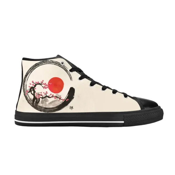 Une paire de Baskets Sakura Soleil Rouge, ornées d'un magnifique motif d'arbre de cerisier en fleurs et d'un soleil écarlate, parfaite pour ajouter une touche de beauté et de couleur à votre style.