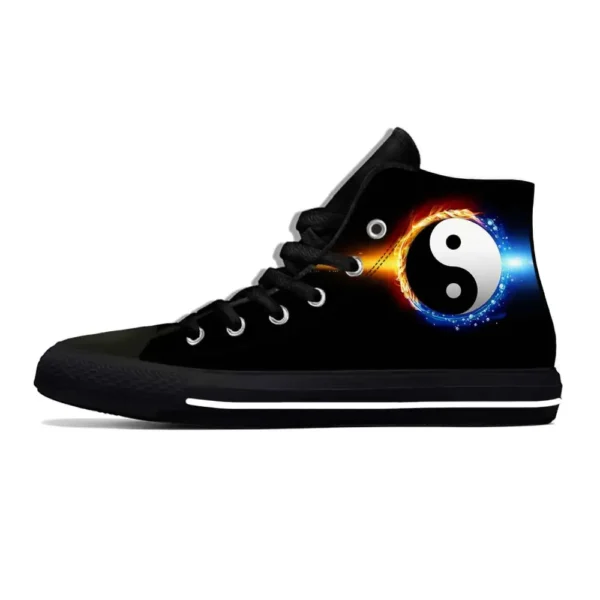 llustrez l'équilibre cosmique avec cette superbe paire de baskets Yin Yang Cosmic. Les couleurs galactiques et le motif yin yang créent un contraste harmonieux, symbolisant l'unité dans l'univers de la mode