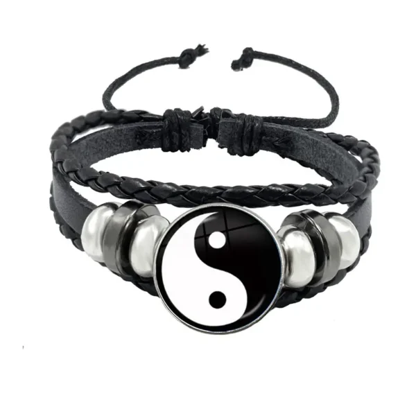 Équilibre et élégance se rencontrent dans notre Bracelet Yin Yang en Cuir Tressé. Le contraste harmonieux du noir et du blanc symbolise la dualité de la vie et l'union des forces opposées. Avec son design tressé en cuir, ce bracelet incarne la simplicité et la sophistication. Un accessoire intemporel pour hommes et femmes en quête d'harmonie et de style.