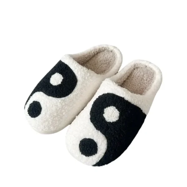 Découvrez le confort ultime avec nos Chaussons Yin Yang Cocooning. Conçus pour vous envelopper dans un doux cocon de relaxation, ces chaussons molletonnés vous offrent une véritable sensation d'équilibre et de bien-être. Glissez vos pieds dans cette paire harmonieuse et laissez-vous porter par le confort absolu. Parfaits pour une détente totale à la maison, ces chaussons incarnent l'harmonie du Yin Yang à chaque pas