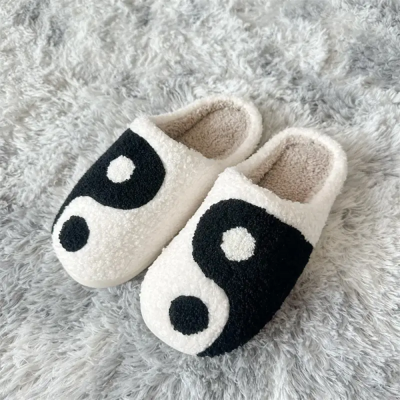 Découvrez le confort ultime avec nos Chaussons Yin Yang Cocooning. Conçus pour vous envelopper dans un doux cocon de relaxation, ces chaussons molletonnés vous offrent une véritable sensation d'équilibre et de bien-être. Glissez vos pieds dans cette paire harmonieuse et laissez-vous porter par le confort absolu. Parfaits pour une détente totale à la maison, ces chaussons incarnent l'harmonie du Yin Yang à chaque pas