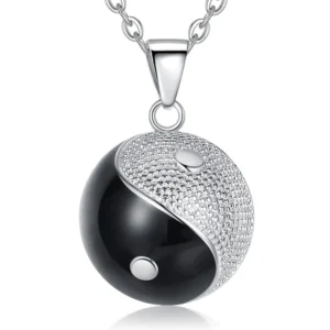 Image d'un collier élégant avec pendentif sphérique yin yang, où une moitié est pavée de cristaux étincelants et l'autre présente une finition émaillée noire pour un effet d'éclipse. Le collier en cuivre reflète un design inspiré par Swarovski, idéal comme cadeau d'anniversaire ou pour la Saint-Valentin sur notre page idées cadeaux