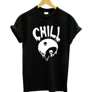 Équilibrez votre style avec notre T-shirt Yin Yang Chill. Le motif apaisant du Yin Yang qui coule, associé au mot "CHILL", évoque la sérénité et l'harmonie intérieure. Portez ce T-shirt pour afficher votre équilibre tout en restant décontracté. Laissez le Yin Yang vous guider vers un état de relaxation et de zenitude