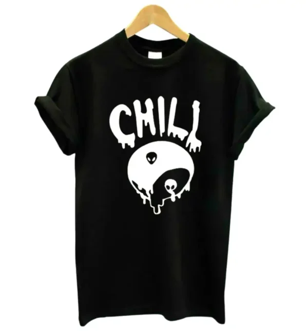 Équilibrez votre style avec notre T-shirt Yin Yang Chill. Le motif apaisant du Yin Yang qui coule, associé au mot "CHILL", évoque la sérénité et l'harmonie intérieure. Portez ce T-shirt pour afficher votre équilibre tout en restant décontracté. Laissez le Yin Yang vous guider vers un état de relaxation et de zenitude