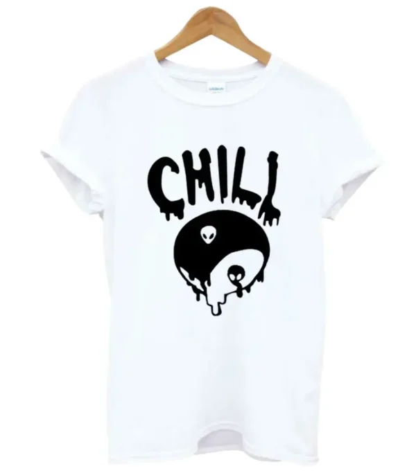 Équilibrez votre style avec notre T-shirt Yin Yang Chill. Le motif apaisant du Yin Yang qui coule, associé au mot "CHILL", évoque la sérénité et l'harmonie intérieure. Portez ce T-shirt pour afficher votre équilibre tout en restant décontracté. Laissez le Yin Yang vous guider vers un état de relaxation et de zenitude