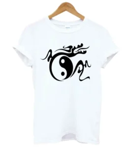 Élevez votre style avec notre T-shirt Sérénité Dragon de couleur. blanche. L'union du dragon et du Yin Yang incarne l'harmonie et la force intérieure. Portez ce T-shirt pour exprimer votre équilibre et votre sérénité tout en affichant une touche de mystère. Disponible en différentes tailles, ce T-shirt est bien plus qu'un vêtement, c'est un symbole de puissance et d'harmonie. Adoptez la sagesse du dragon dès aujourd'hui