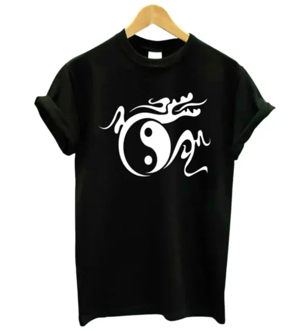 Élevez votre style avec notre T-shirt Sérénité Dragon. L'union du dragon et du Yin Yang incarne l'harmonie et la force intérieure. Portez ce T-shirt pour exprimer votre équilibre et votre sérénité tout en affichant une touche de mystère. Disponible en différentes tailles, ce T-shirt est bien plus qu'un vêtement, c'est un symbole de puissance et d'harmonie. Adoptez la sagesse du dragon dès aujourd'hui