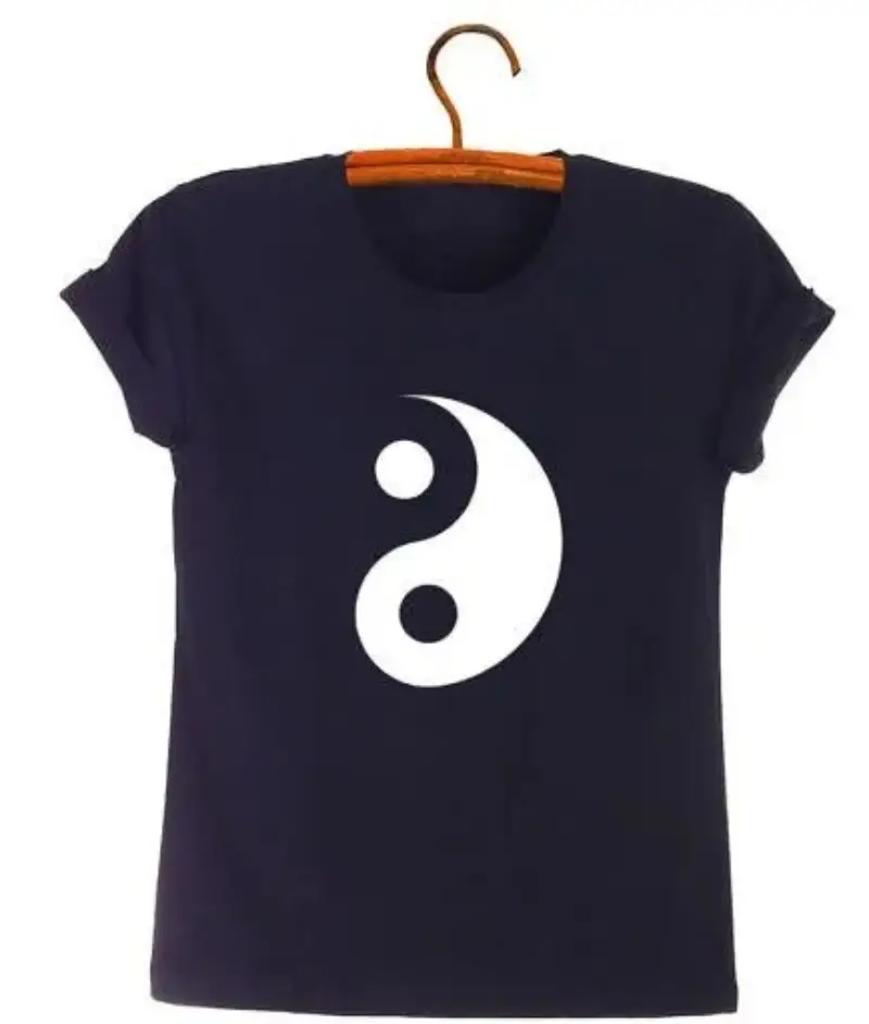 Plongez dans l'équilibre avec notre T-shirt Yin Yang décontracté pour femme. En noir élégant, ce T-shirt incarne la fusion parfaite du style décontracté et de la symbolique Yin Yang. Optez pour l'harmonie avec ce choix chic et intemporel.