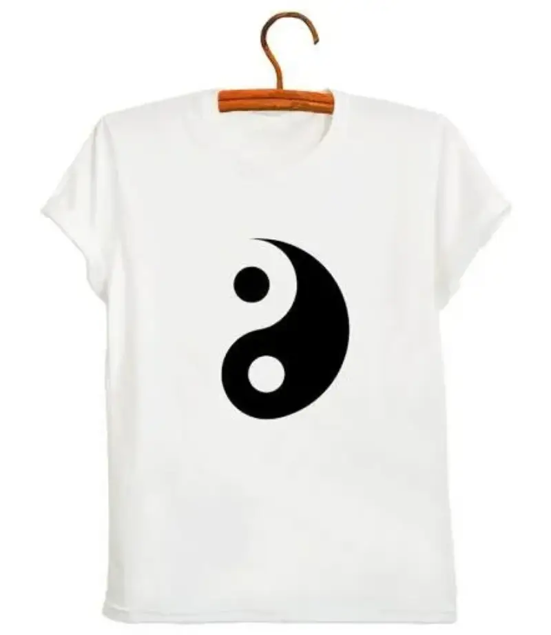 Plongez dans l'équilibre avec notre T-shirt Yin Yang décontracté pour femme. En blanc élégant, ce T-shirt incarne la fusion parfaite du style décontracté et de la symbolique Yin Yang. Optez pour l'harmonie avec ce choix chic et intemporel.