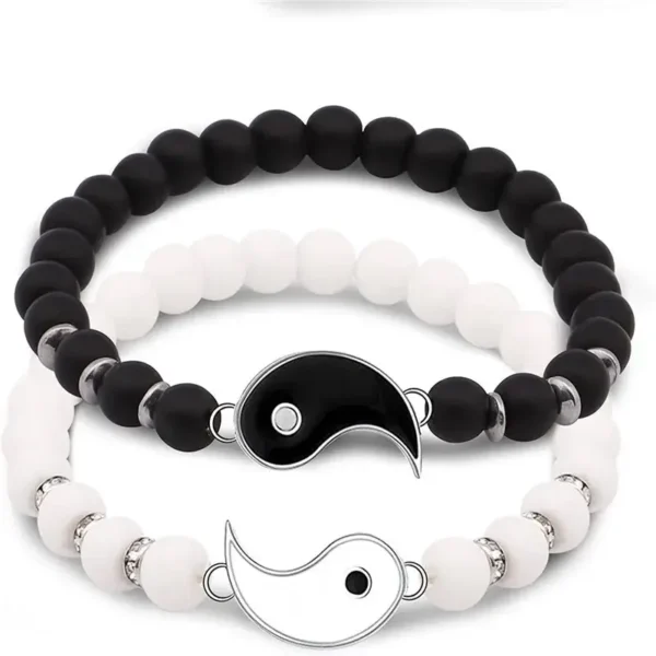 Image d'un bracelet duo yin yang élégamment conçu, symbolisant l'équilibre et l'harmonie. Ce bijou unique présente une moitié yin et une moitié yang, se complétant parfaitement, représentant ainsi l'unité dans la diversité. Idéal pour les couples ou les amis, ce bracelet est un témoignage poignant de liens indissolubles et d'une affection profonde. Les couleurs contrastées et la finition délicate du bracelet mettent en valeur son design symbolique et sa signification profonde