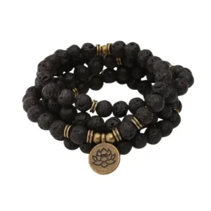 Bracelet Lotus de Lave à triple rangée de perles noires texturées avec breloque lotus en métal doré, élastique et adaptable à tous les poignets, idéal pour la méditation et le style bohème