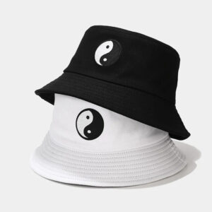 mage d'un chapeau Yin Yang, représentant l'équilibre et l'harmonie en noir et blanc