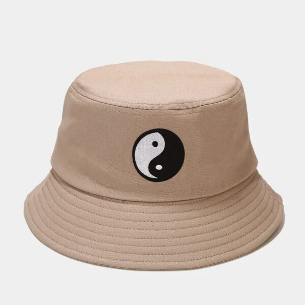 mage d'un chapeau marron orné du symbole Yin Yang, représentant l'équilibre et l'harmonie en noir et blanc