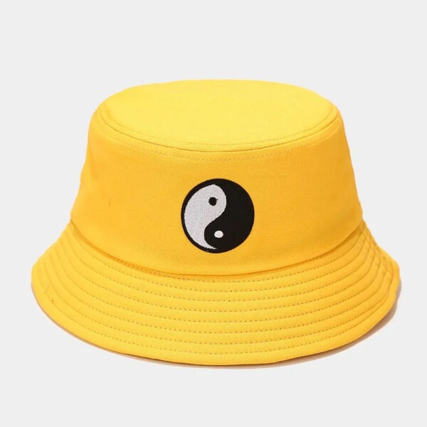 image montrant un joli chapeau yin yang jaune