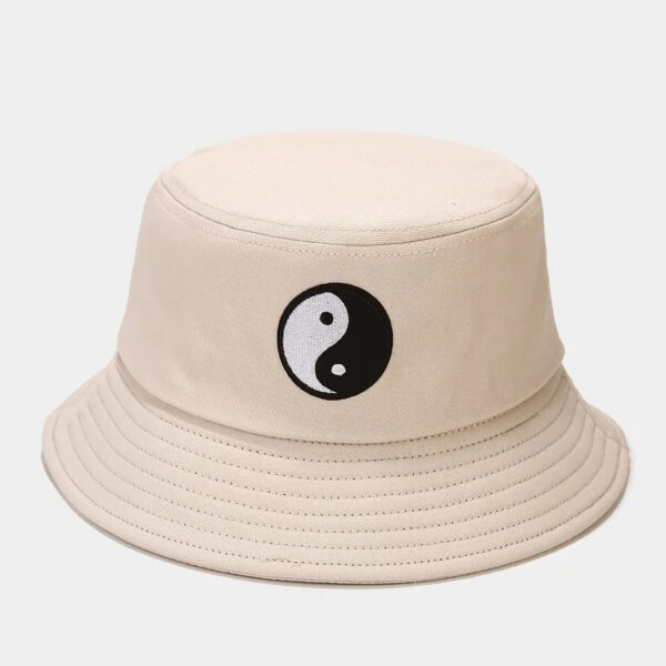 mage d'un chapeau beige orné du symbole Yin Yang, représentant l'équilibre et l'harmonie en noir et blanc